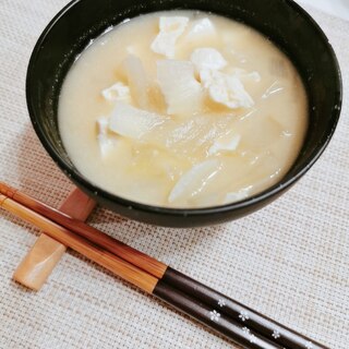 豆腐と玉ねぎの味噌汁